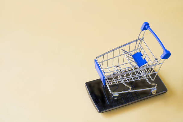 Shooping cart with mobile concept - Foto, imagen