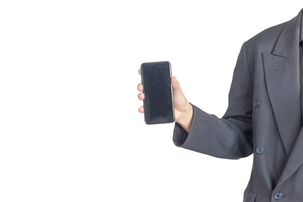 Hombre con traje sosteniendo una pantalla negra del teléfono
 - Foto, Imagen