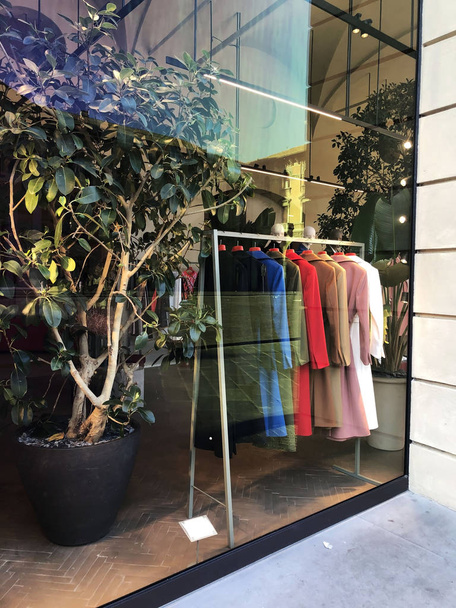 Магазин витрина с одеждой крупным планом. Пальто на вешалках. Мода. розничной торговли. Продажи
 - Фото, изображение
