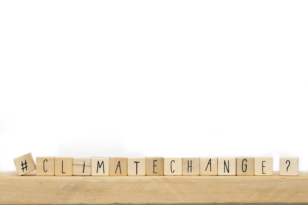 ハッシュタグと単語気候変動、ソーシャルメディアと白の背景の近くの環境の概念を持つ木製のキューブ - 写真・画像