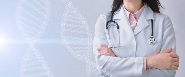 Ritagliato di medico femminile in posa su sfondo chiaro
 - Foto, immagini