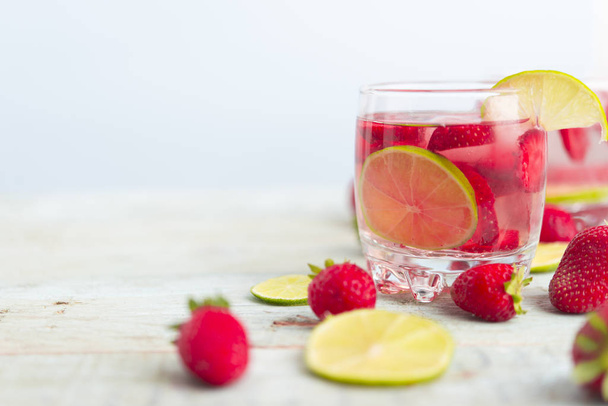 Water with strawberry and lime - Фото, изображение
