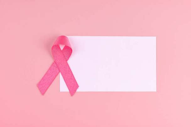 Miesiąc świadomości raka piersi, Różowa wstążka wspierająca ludzi liv - Zdjęcie, obraz