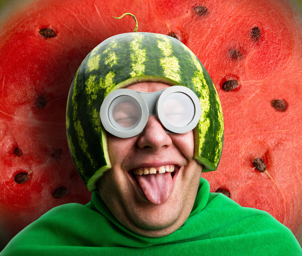 Смешной человек с арбузным шлемом и гуглями
 - Фото, изображение