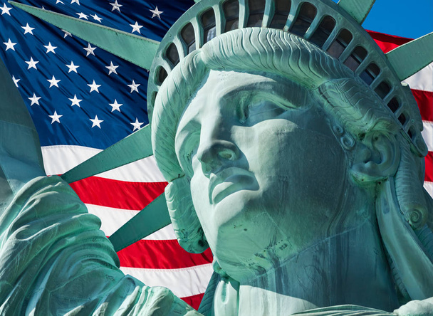 άγαλμα της ελευθερίας και την αμερικανική σημαία - Φωτογραφία, εικόνα