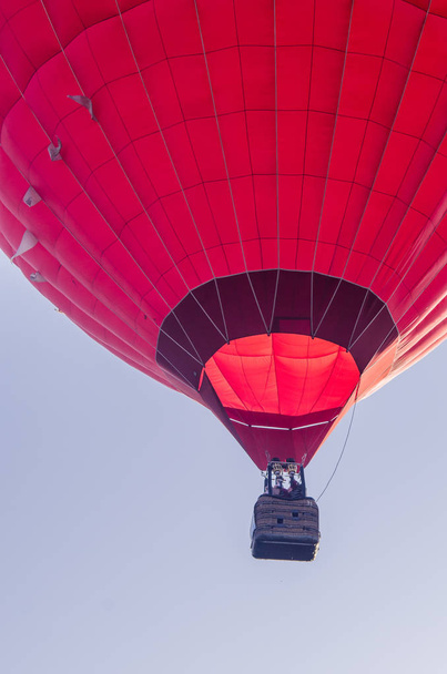 αερόστατο θερμού αέρα πετάει το ξημέρωμα. ρομαντικές πτήσεις αερόστατου - Φωτογραφία, εικόνα