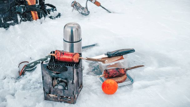 Four de cheminée, cuisine dans un voyage de camping d'hiver. Boisseaux
. - Photo, image