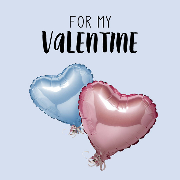 Pembe arka planda kalp şeklinde uçan Mavi ve Pembe hava balonları. Aşk konsepti, sevgililer günü. Pankart. Düz yatış, üst görünüm - Fotoğraf, Görsel
