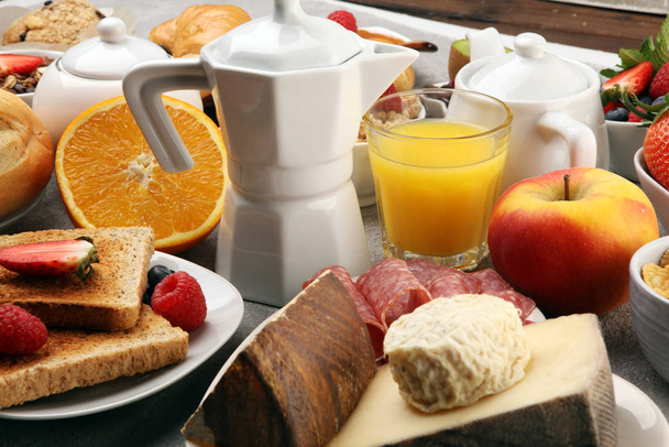 Завтрак подается с кофе, апельсиновый сок, круассаны, круассаны
  - Фото, изображение