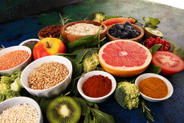 Здоровое питание чистый выбор еды: фрукты, овощи, семена, su
 - Фото, изображение