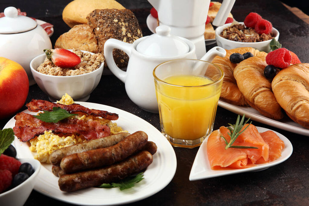 Desayuno servido con café, zumo de naranja, croissants, cereales
  - Foto, imagen