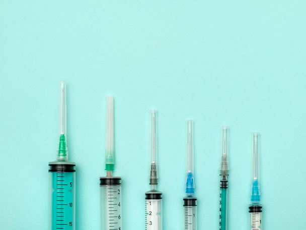 Set of medical syringes on colorful background - Foto, Imagem
