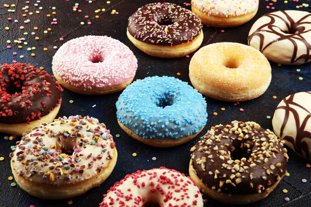 donuts variados com chocolate fosco, vidros rosa e polvilhe
 - Foto, Imagem