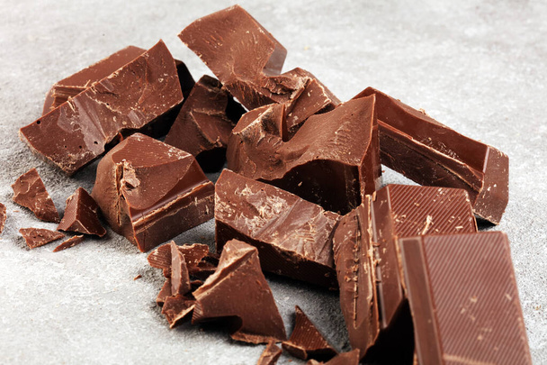 Σκούρα στοίβα σοκολάτας, τσιπ και σκόνη με σοκολάτες και β - Φωτογραφία, εικόνα