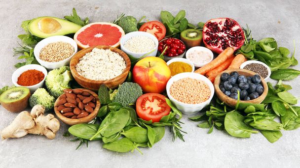 Selección de alimentos sanos y limpios: frutas, verduras, semillas, su
 - Foto, Imagen