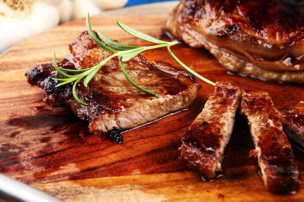 Barbecue Rumpsteak - trocken gereiftes Wagyu-Entrecote-Steak mit Rosema - Foto, Bild