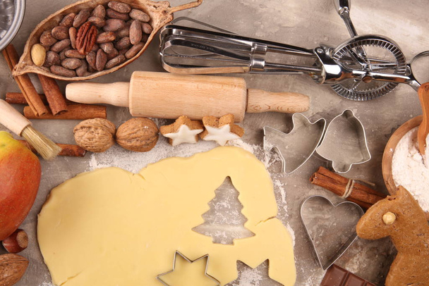 Piekę świąteczne ciasteczka. Typowe cynamonowe gwiazdy piekarnia ze spi - Zdjęcie, obraz