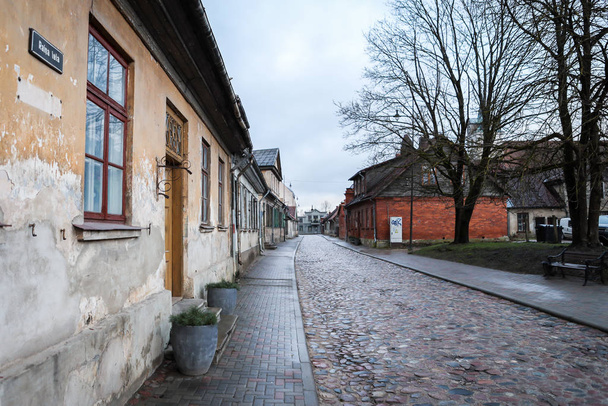 alte Landstraße mit historischer Architektur. bewölkt,  - Foto, Bild
