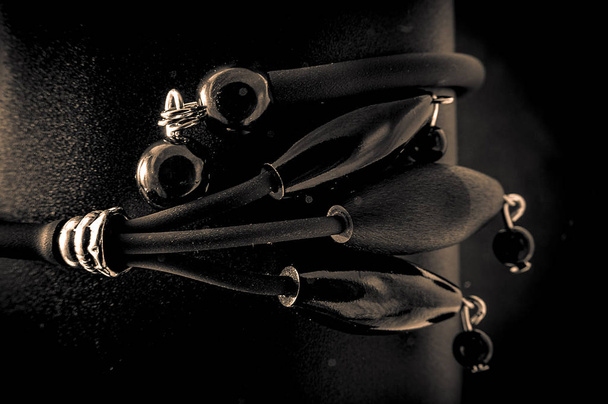 bracelet jet sur fond noir
 - Photo, image