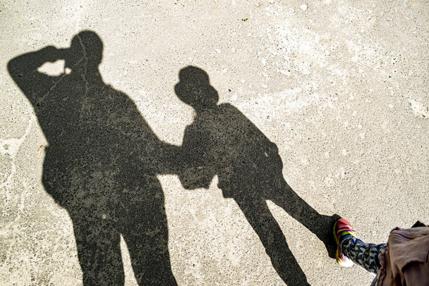 Foto der Schatten von Vater und Tochter - Foto, Bild