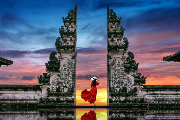 Young woman standing in temple gates at Lempuyang Luhur temple in Bali, Indonesia. - Fotoğraf, Görsel