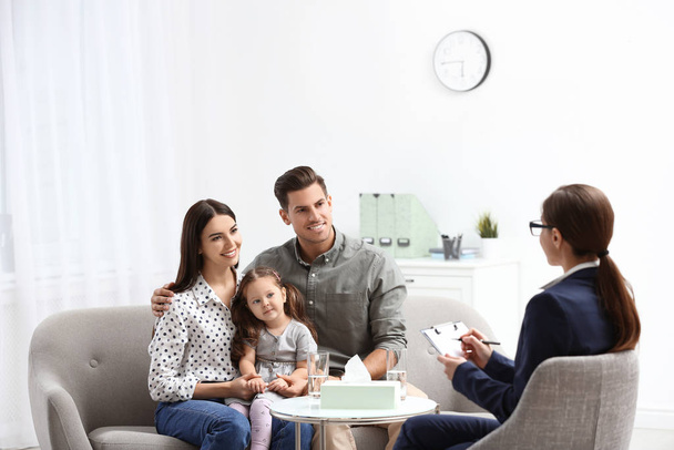Professional psychologist working with family in office - Foto, Bild