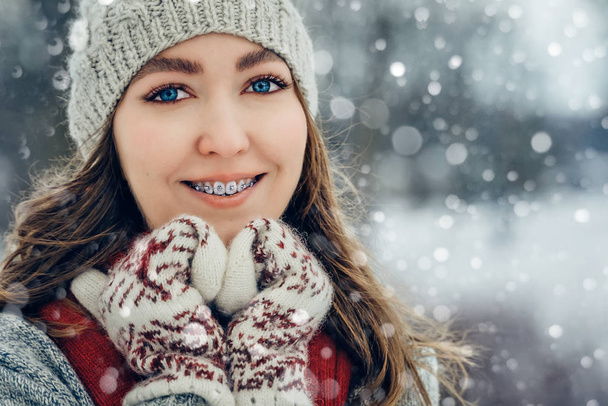 Zimní portrét mladé ženy. Beauty Joyful Model Girl se směje a baví v zimním parku. Krásná mladá žena venku, užívající si přírody, zimní čas - Fotografie, Obrázek