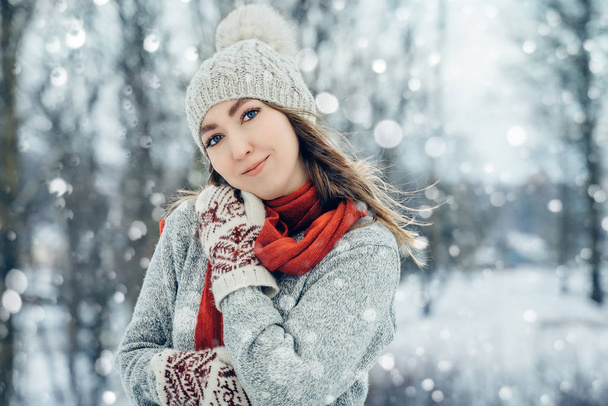Retrato de mujer joven de invierno. Belleza Joyful Model Girl riendo y divirtiéndose en el parque de invierno. Hermosa joven mujer al aire libre, Disfrutando de la naturaleza, invierno - Foto, imagen