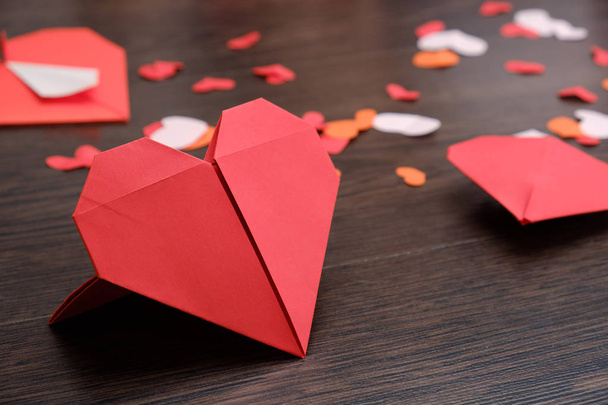 Valentine's Day background with origami paper hearts on wood backdrop. - Fotoğraf, Görsel