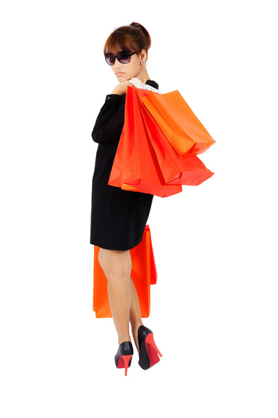 νεαρή Ασιάτισσα με τσάντες για ψώνια - Φωτογραφία, εικόνα