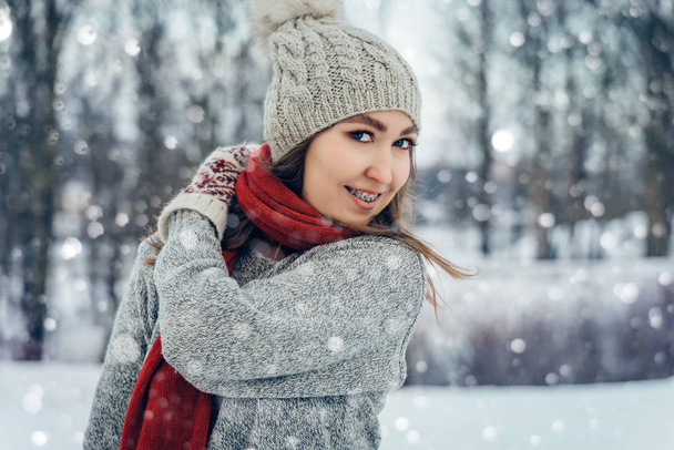 Zimowy portret młodej kobiety. Piękno Radosny Model Dziewczyna śmieje się i dobrze się bawi w parku zimowym. Piękna młoda kobieta na świeżym powietrzu, Korzystanie z natury, zima - Zdjęcie, obraz