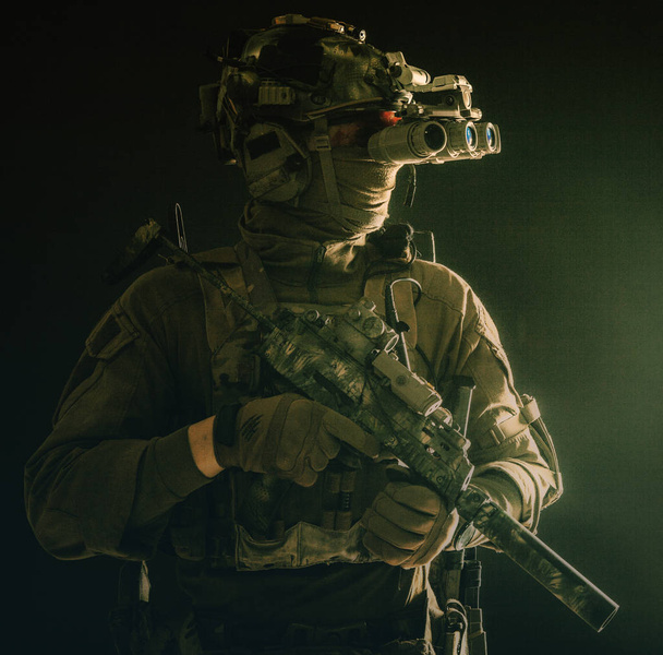 Hadsereg Különleges Erők taktikai csoport harcos a sötétben - Fotó, kép