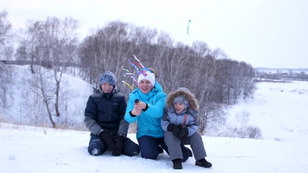 Familie im Winterpark schießt Konfettiböller Winterspaziergänge im Park. das Lachen und die Freude der Familie. - Filmmaterial, Video