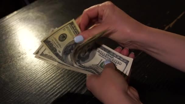  Compter de l'argent dans une pièce sombre  - Séquence, vidéo