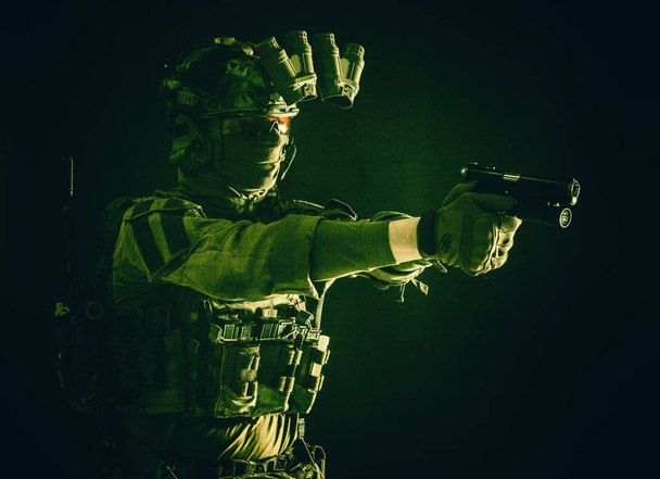 Protiteroristický stíhací voják mířící pistolí - Fotografie, Obrázek