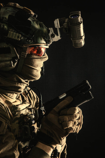 Elite καταδρομέας στρατιώτης επιβουλής με πιστόλι στο χέρι - Φωτογραφία, εικόνα