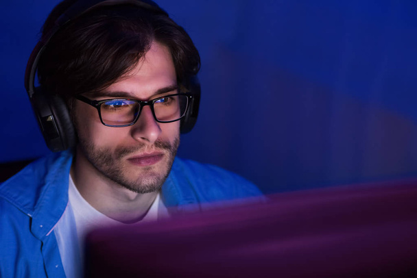 Profi-Gamer spielt Videospiel mit Headset - Foto, Bild