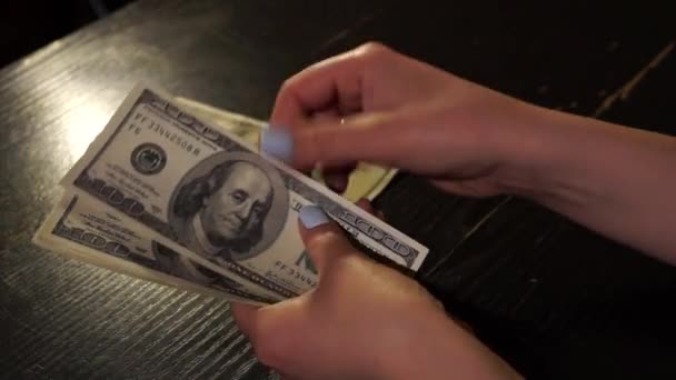  Geld tellen in een donkere kamer  - Video