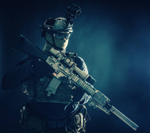 Terrorelhárító osztag mesterlövész katona stúdió fotózás - Fotó, kép