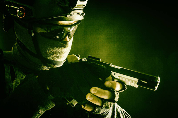 Politie Swat team jager gericht op dienstpistool - Foto, afbeelding
