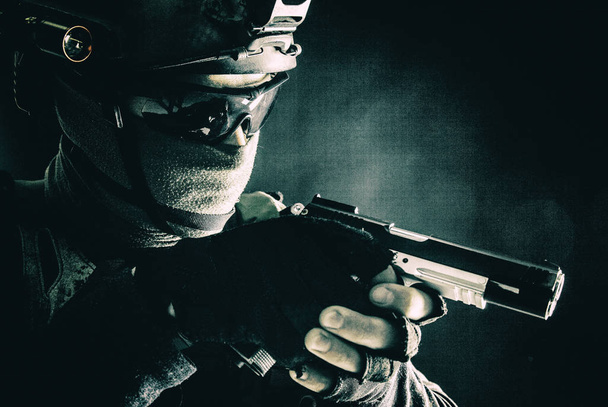 Policejní SWAT tým bojovník mířící servisní pistole - Fotografie, Obrázek