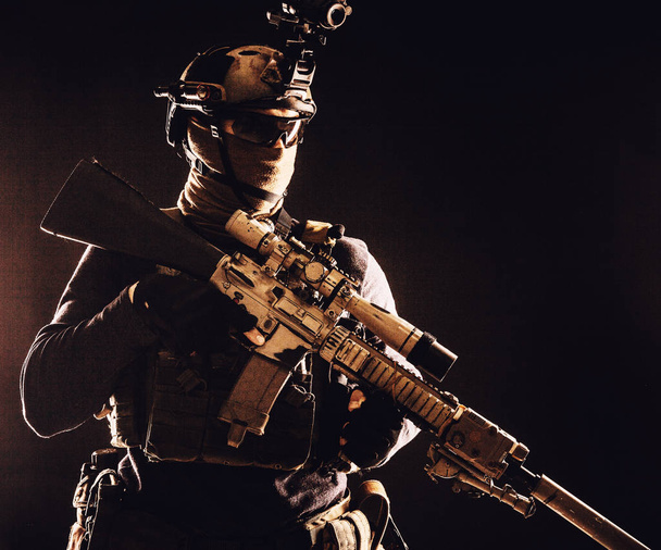 闇の中で狙撃銃を持つ軍のマークマン - 写真・画像