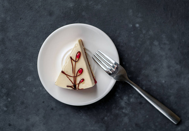 Torta di formaggio gustosa con gelatina sul piatto con forchetta
 - Foto, immagini