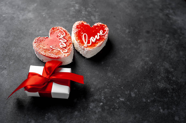 Red hearts cakes with gift box for Valentines day - Fotoğraf, Görsel