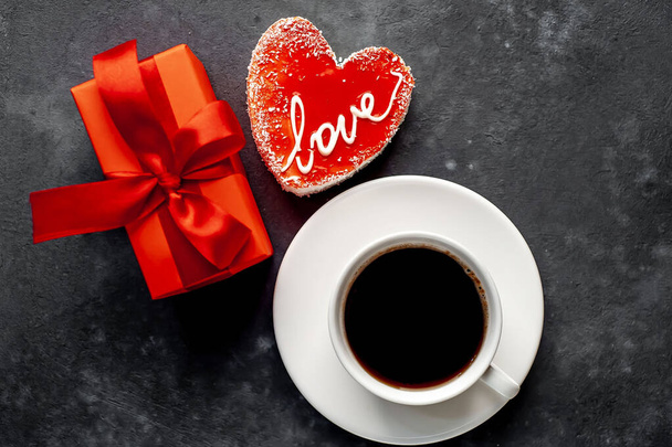Káva podávaná s červeným srdečním dortem a dárkovou krabičkou - Valentýn - Fotografie, Obrázek
