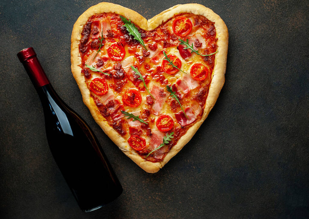 Пицца и вино. День святого Валентина
. - Фото, изображение