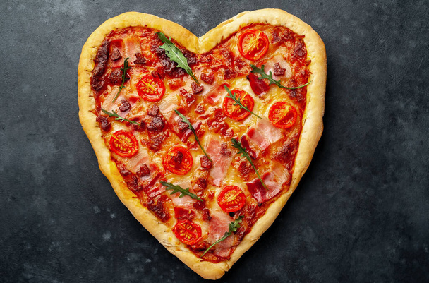 Kalp şeklinde pizza granit arka planda. Sevgililer Günü. - Fotoğraf, Görsel