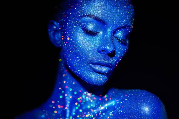 Portrait of beautiful woman with sparkles on her face - Foto, imagen