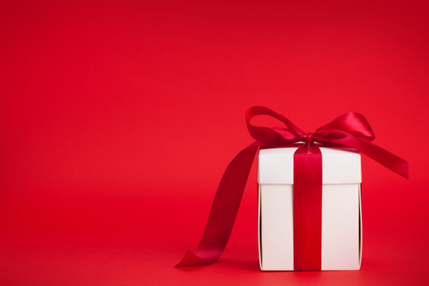 День Святого Валентина подарункова коробка на червоному тлі з місцем для копіювання вашого привітання
 - Фото, зображення