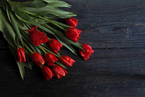 Slavnostní tulipány na dřevěném stole - Fotografie, Obrázek